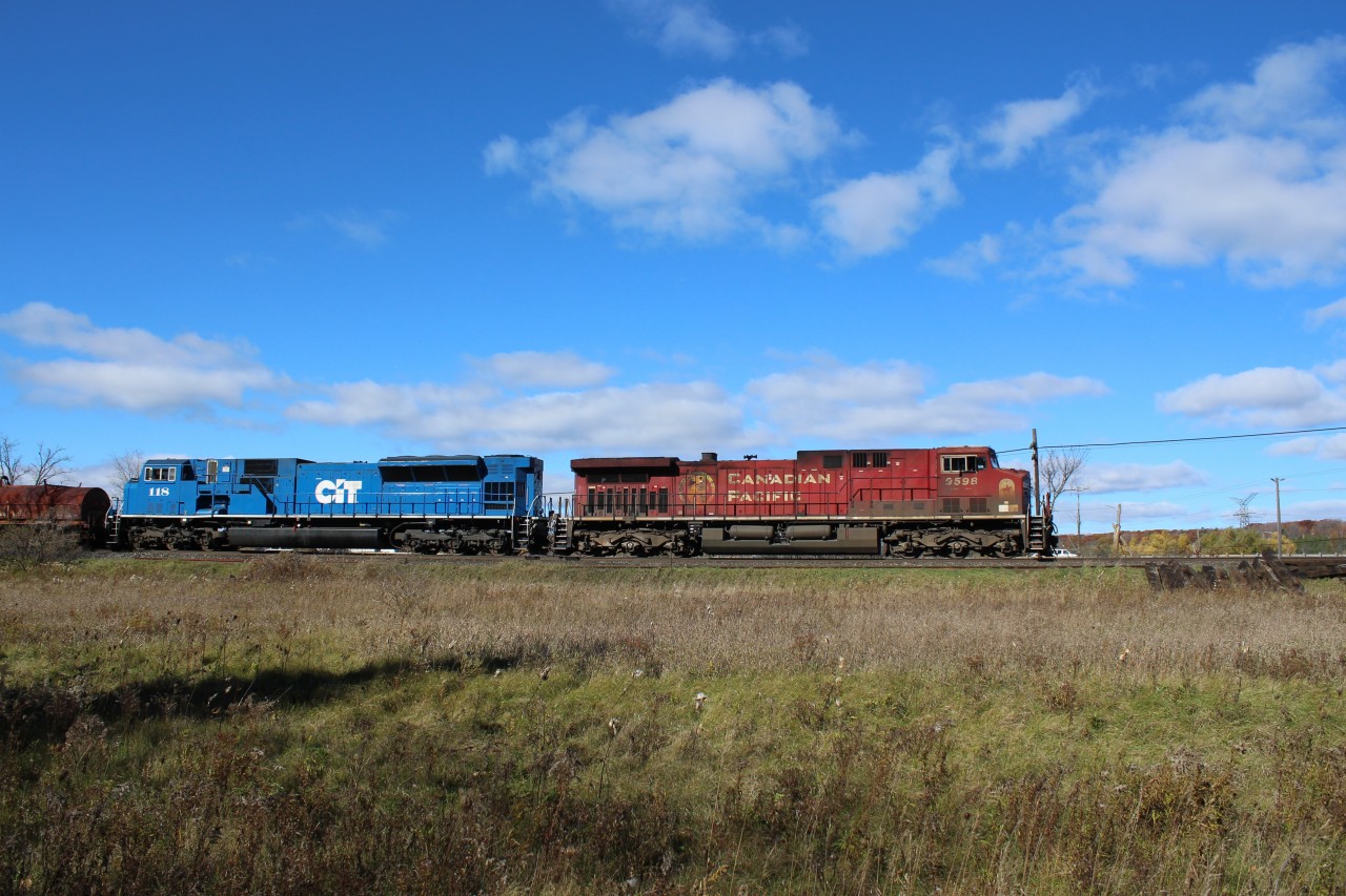 After coming up from Hamilton, CP 9598 leads CIT 118 (SD9034 Mac) up to MM37 and Canyon Rd just outside Campbellville.