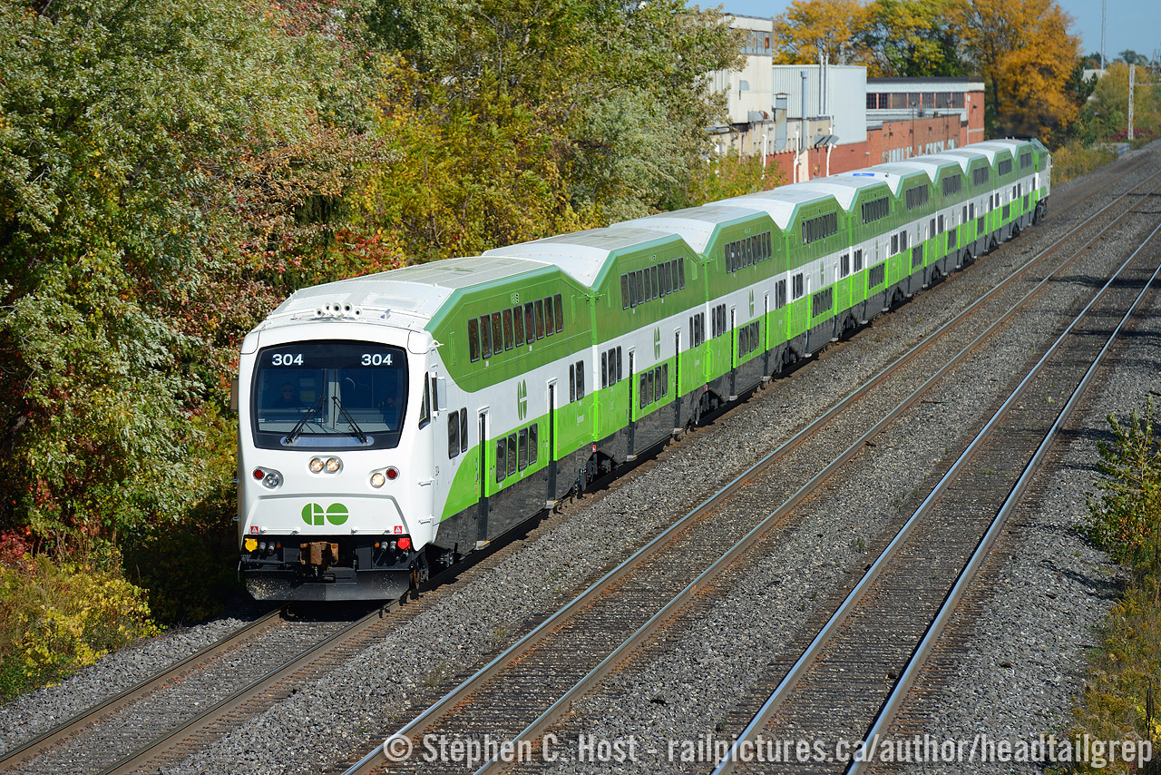 New Cab Car on a train put together exclusively in new paint, obviously for Metrolinx cameras - Thanks Metrolinx! Looking good. We don't mind if you keep this together a while :) Engine on the train was GO 664.