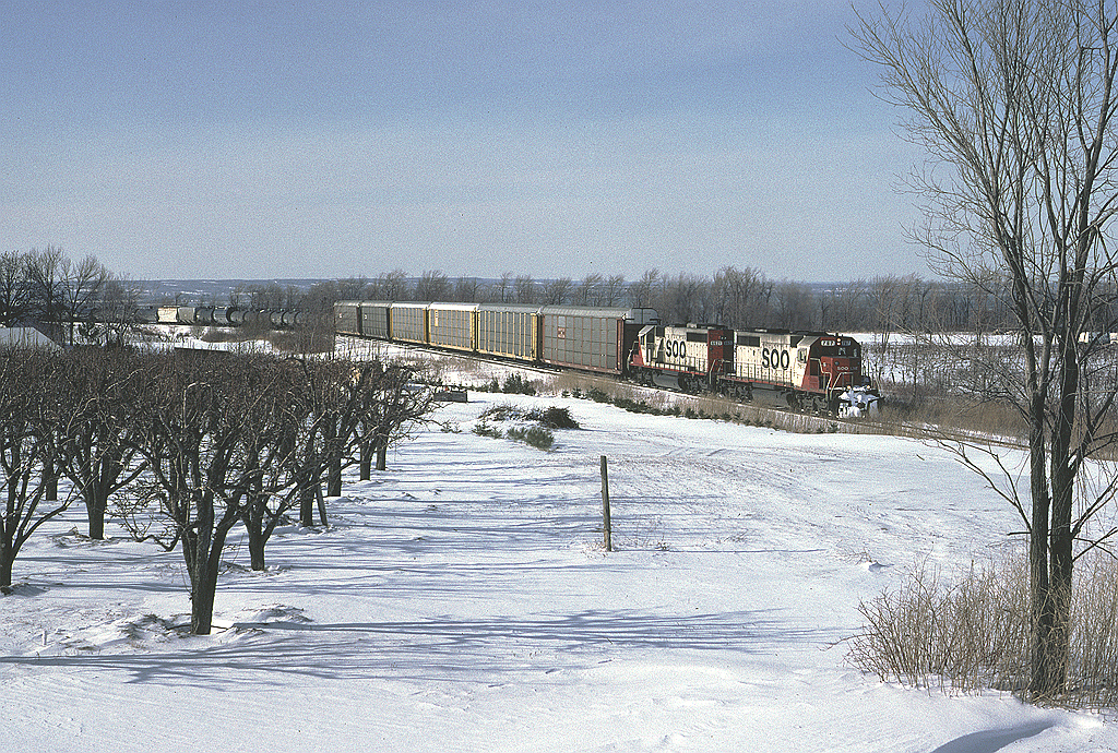 Soo Line SD40-2 760 is close to cresting the grade out of Hamilton on the former TH&B line. It is leading train #270 which was a runthrough train from Chicago to somewhere on the former D&H (I forget exactly where) that ran through the tunnel between Detroit and Windsor and then back into the US at Niagara Falls.