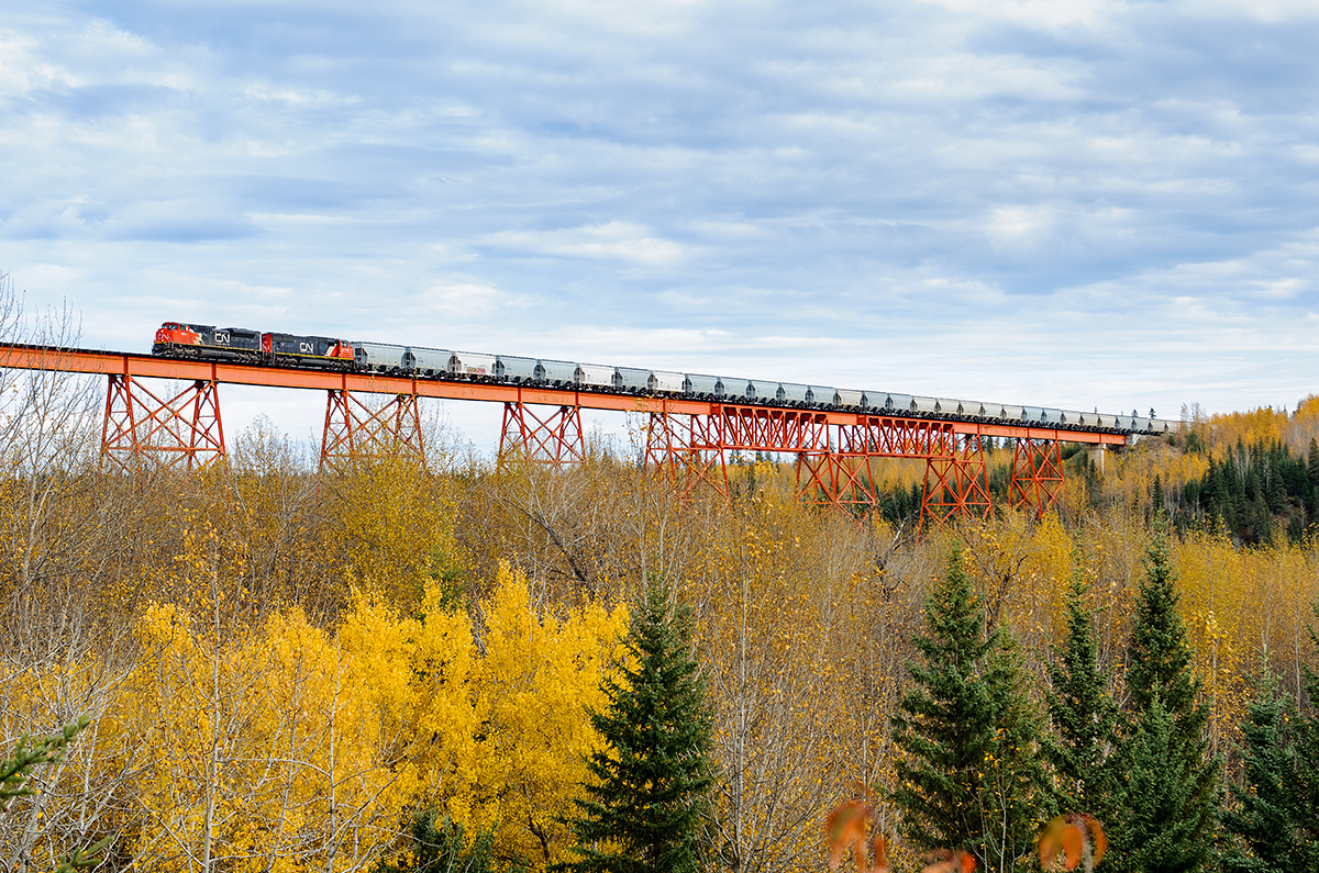 Swan Landing-Grande Prairie loaded sand train X45851 30 crosses the Smoky River just south of Shaver on CN's Grande Cache Sub. On the headend of the short (3865') but heavy (12060 tons) train is CN SD70M-2 8934 and SD75I 5796. Shoving on the rear was SD70M-2 8826 and C44-9W 2689.