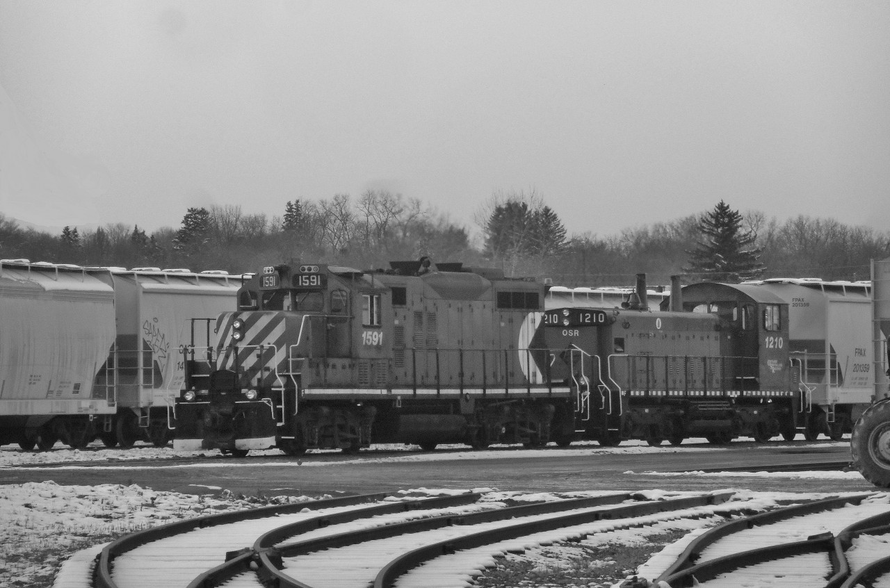 On my way home from school, I heard a bell in the distance, OSR 8235. In the distance, I saw 8235 (I could tell by the sound of the bell) and 505 headed south. Quickly, I got on a bus, and the chase was on! I made it to PDI Elizabeth after the train went by, but saw OSR 1591 and 1210, job 2, working in PDI Elizabeth. Here, two vintage GMD products work hard, shuffling cars in the sprawling complex. The bell on the 1591 unfortunately sounds "modern." Sort of like an EMD SD70's bell. It just doesn't sound right on a GP9u.To se ore photos, visit :https://www.flickr.com/photos/132395721@N08/