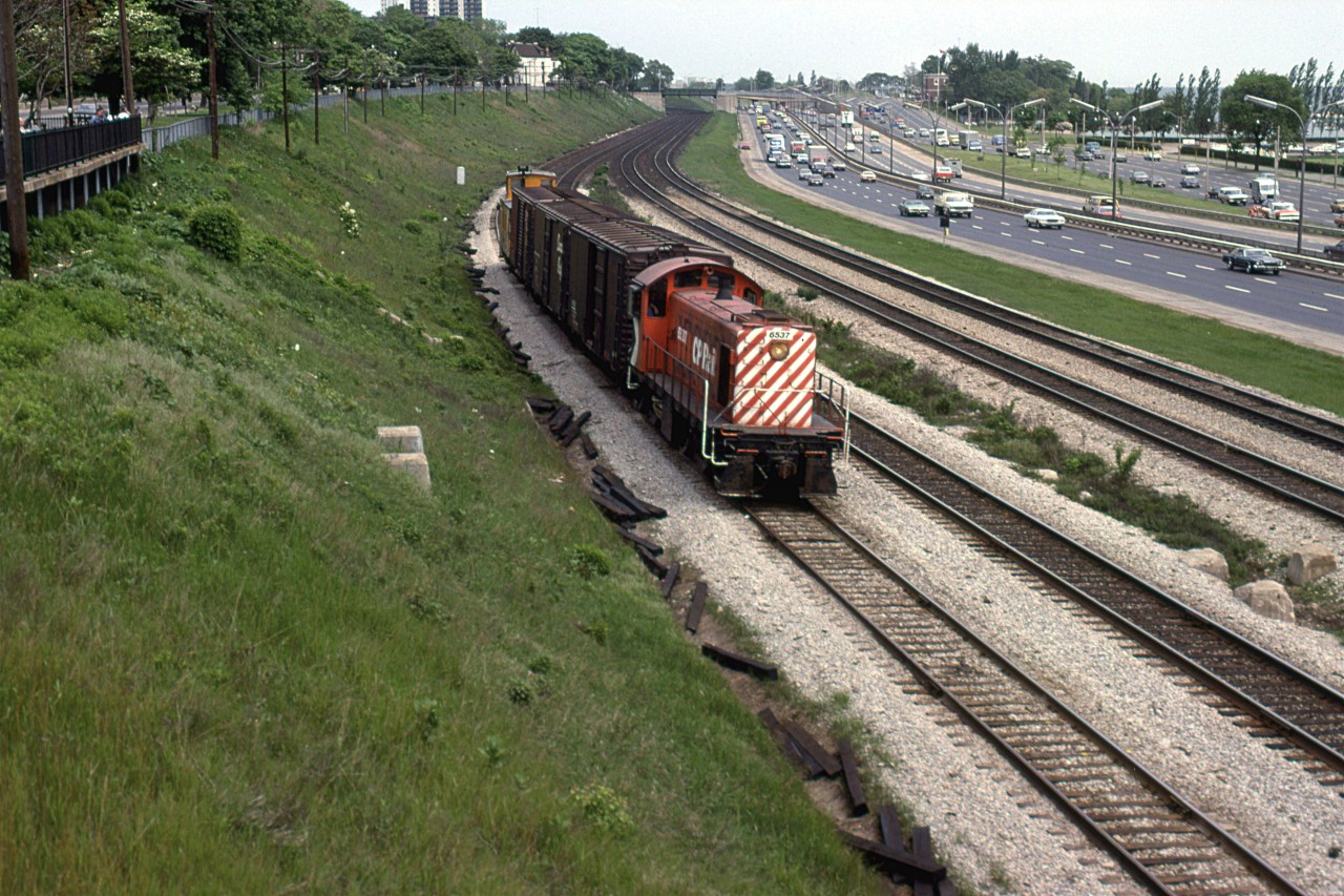 A westbound peddler/ transfer/ local rounds the curve of Humber Bay on the Oakville sub between Dufferin and Mimico.