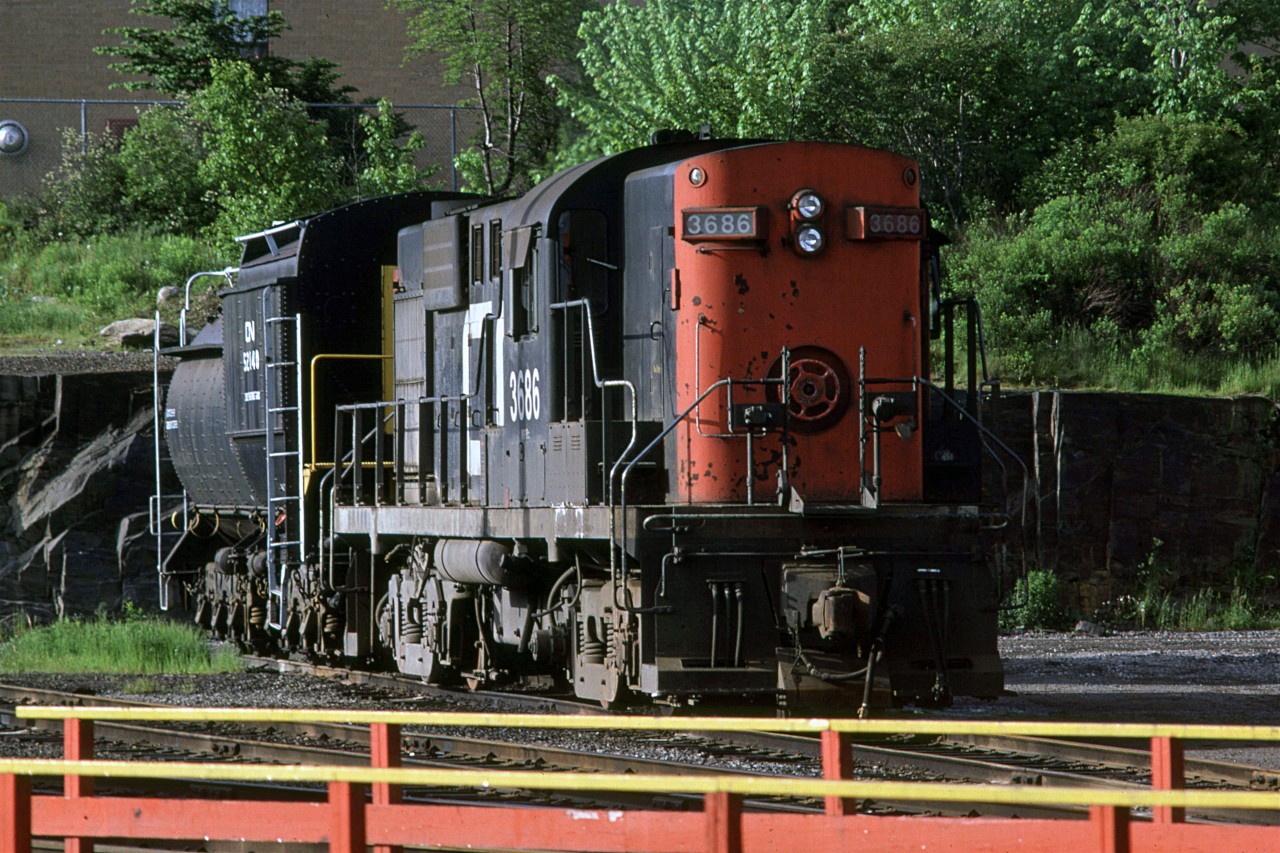 An odd pairing at the turntable. A RS-18 (often used to lead passenger trains, or to switch the container piers) and a steam engine's tender (fire control).The tender was labelled CN 52140.