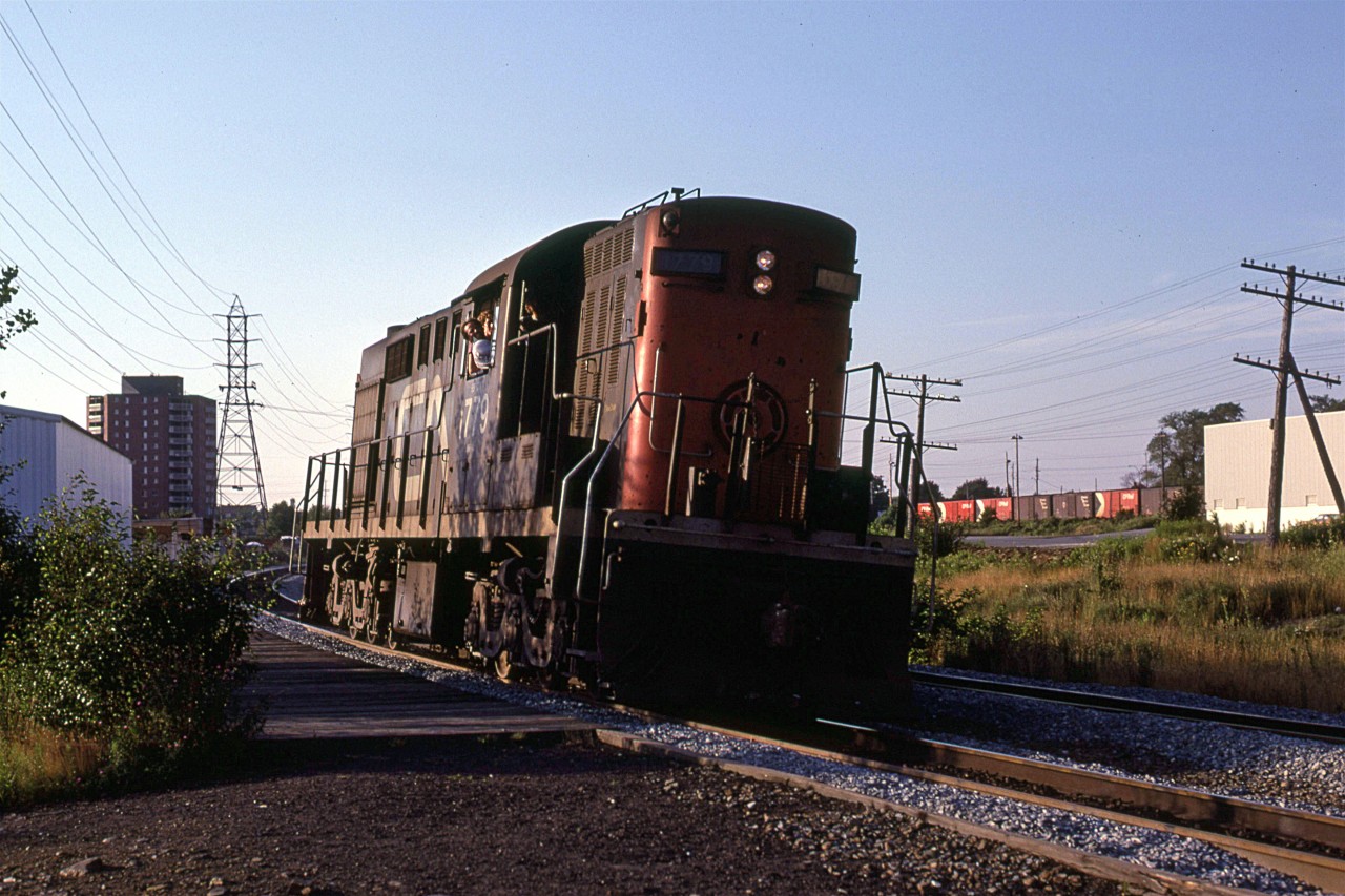 While waiting for 205 to come come back from HIT, this lone RSC-14 cane scooting south (RR east). This was a nice bonus since the 205 did not return in daylight.