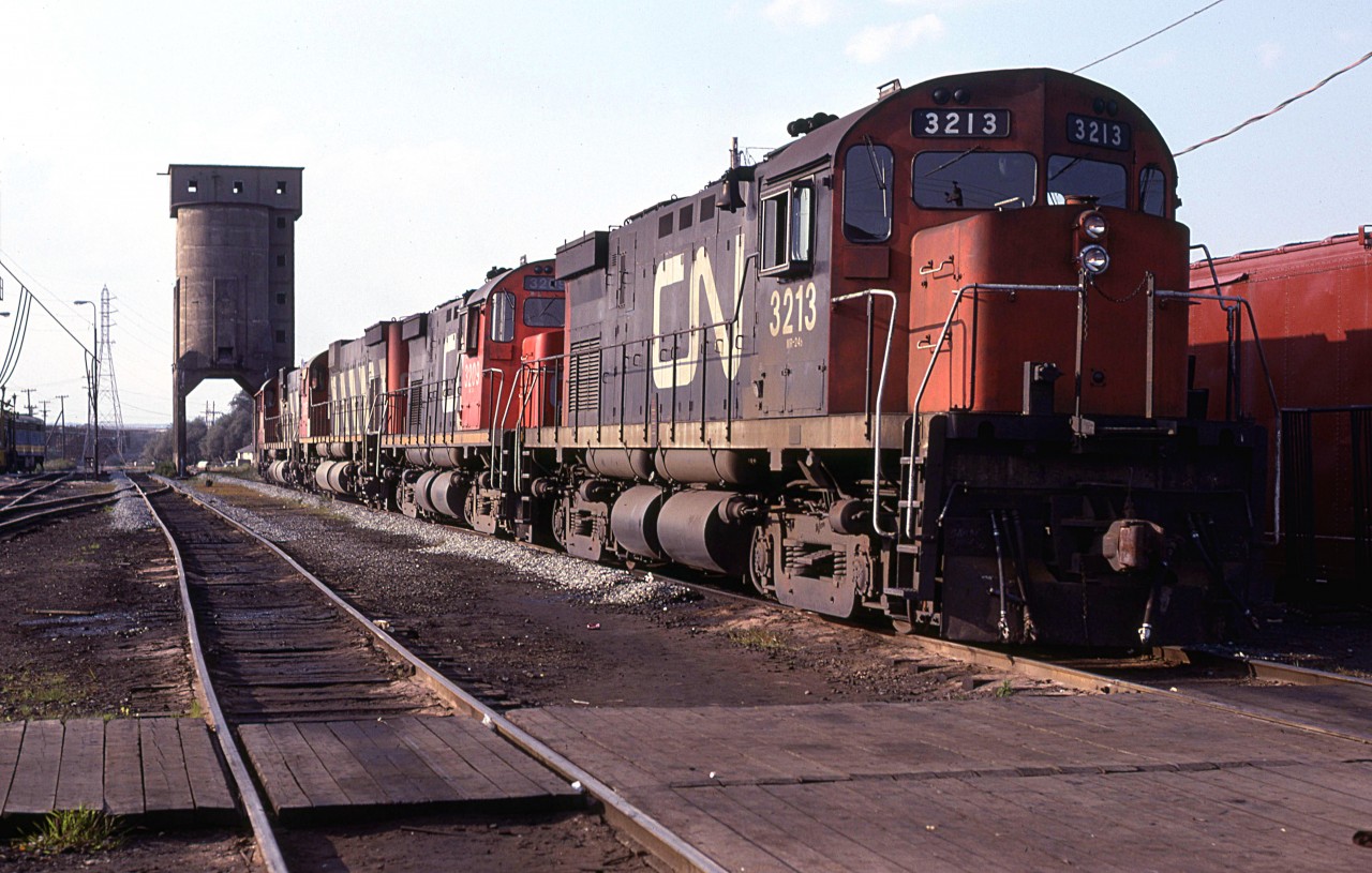 Perhaps, if I had hung around all day, I would have seen this power set leave the shops to take a train to Montreal, but without inside information or a radio, I did not have the patience.
2 C-424's, a M-636 and a C-630 would make for a fine show.