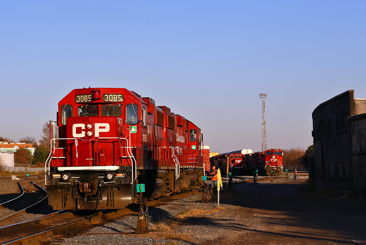 Traffic Jam: CP TL-11 with 3097-3085 makes a runaround move at the west end of Quebec Street after pulling cars from the CN interchange at the east end of the yard. In the background CP 647 (8948-8884) pumps air on their 2200' lift, while 2-242's crew fiddles around with their power (2280-5906-6260). They would leave the GP20 and SD40-2 in the yard before wying 6260 on the GM wye (more accurately, "former" GMD wye), and leaving town westward light engine. Also in the mix were T-92 and T-96, not pictured here. Busy day on the west end of the Galt Sub!