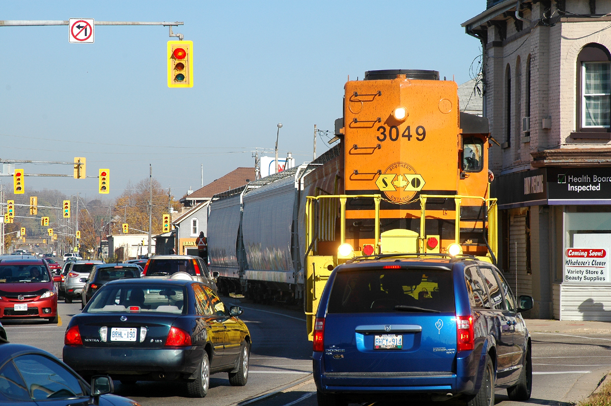 RLHH 3049 shoving 3 hopper cars back towards the Dundas Sub amongst heavy traffic