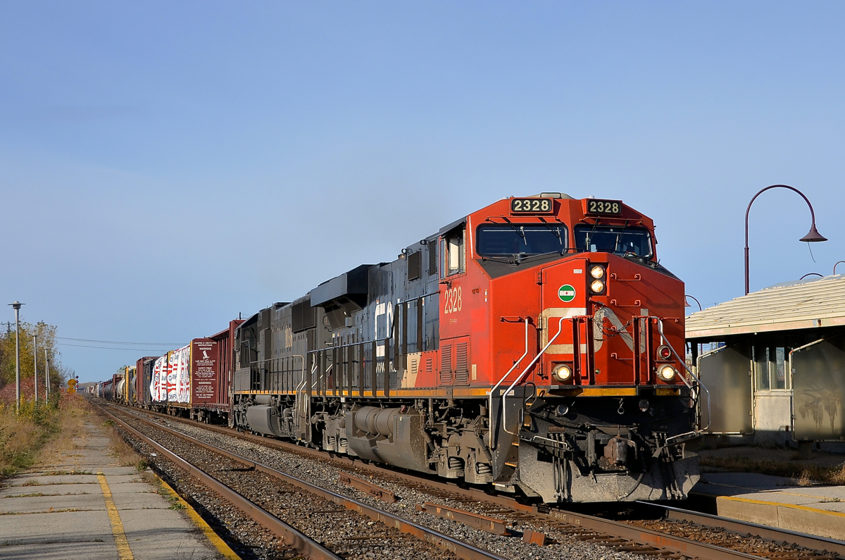 Just before the sun went away. CN 2328 & IC 1036 lead CN 368 through Dorval just before a sunny morning turned into an overcast day. CN 368 would meet its counterpart (CN 369) just east of here, a meet that would usually take place well west of Montreal, but 369 was very late.