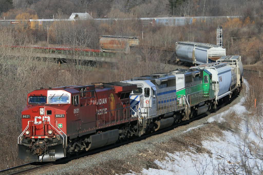 Good Friday is always a great trainwatching day....here, on Good Friday 2008....CP 246 winds it's way down the
Hamilton Sub at Bayview with a decent sized train