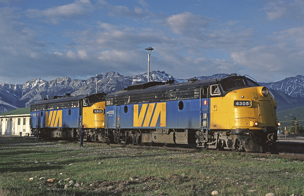 Via FP9A 6305 has uncoupled from train #3 on the main line and moved on to the pocket track next to the yard office to pick up Via FP9A 6313 for a trip to Vancouver for service.