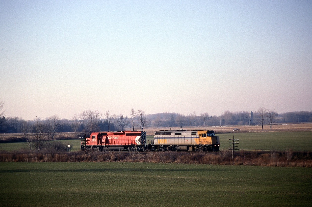 CP train 924 returning light to London with leased VIA 6454 and CP SD40-2 6042.