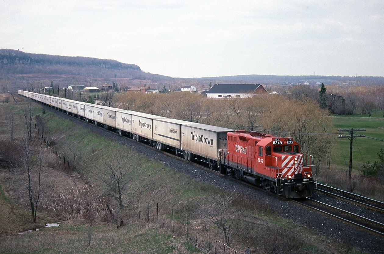 A single GP9 easily handles its roadrailer train down the escarpment on its way to Lambton yard. Still one has to wonder why CP lost or gave up this train to CN.