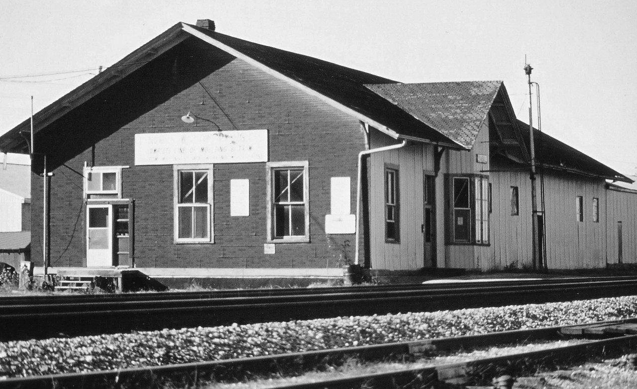 I wish this image of Beamsville's long forgotten CN station was a little better, but it is certainly better than nothing at all........rather elusive building as I have not been able to find any other photos of it so far. At the time I think there was a lumber business located on the near end. The building was on the south side of the tracks just off Ontario St., and I believe it was demolished in early 1976. Extension on the right probably a fruit shed, as the local freights stopped at all the stations along the peninsula during harvest season and since roads were poor and trucks unreliable as a result, the railroad handled most all of the perishables shipping. Not until the QEW was completed @1939 did trucking make inroads, and once it did, the demise of the local fruit train was imminent.