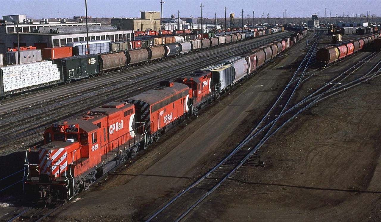 Clean hump set. Who would have known? Most of the time, these have been the grubbiest looking engines in Calgary.