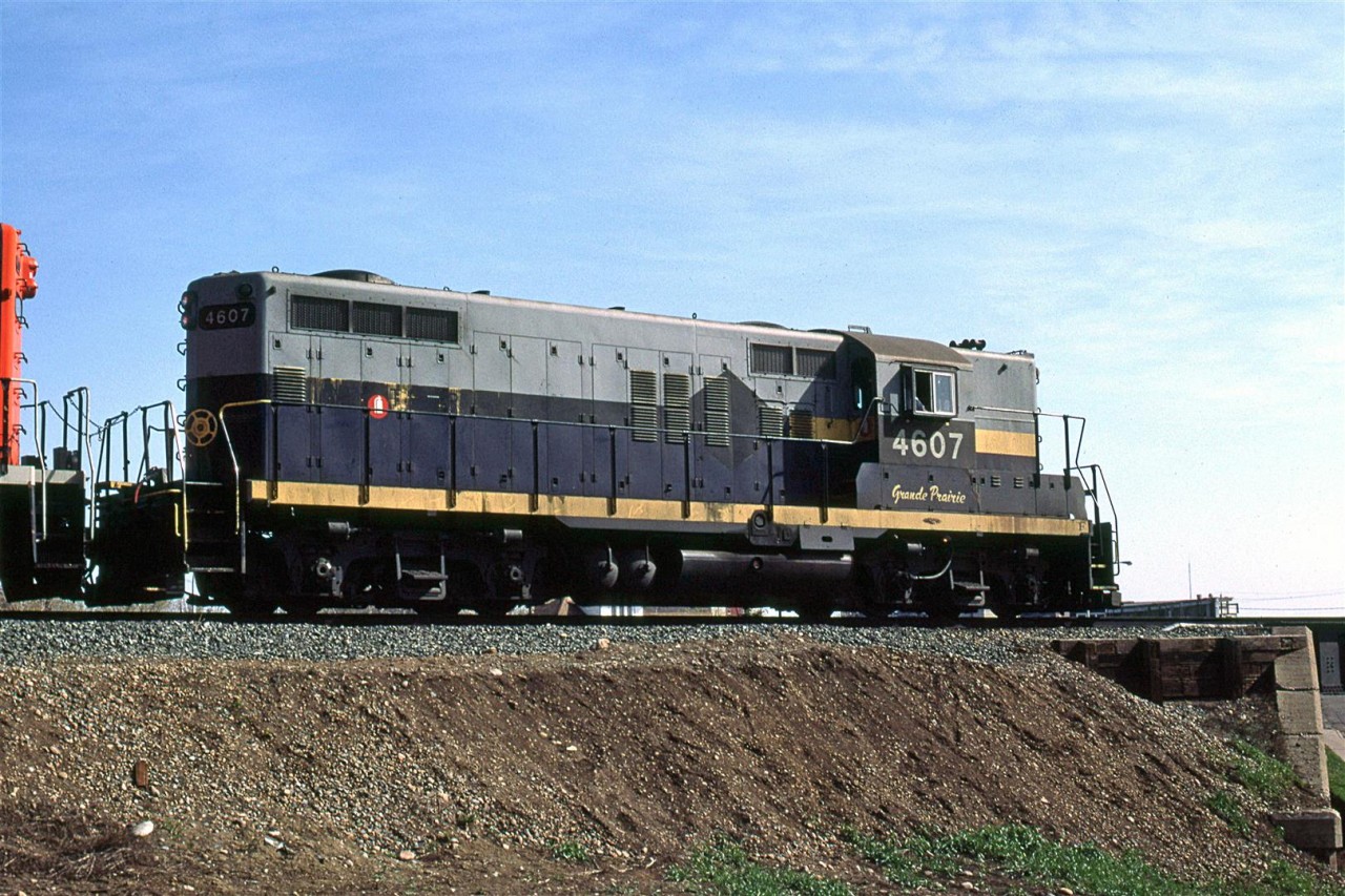 A quick trip to edmonton allowed me my first opportunity to photograph CN up that way. Unfortunately, I was up there after the NAR was absorbed. CN, however, did not rush to paint the locomotives, and at least one was still running around several years later.