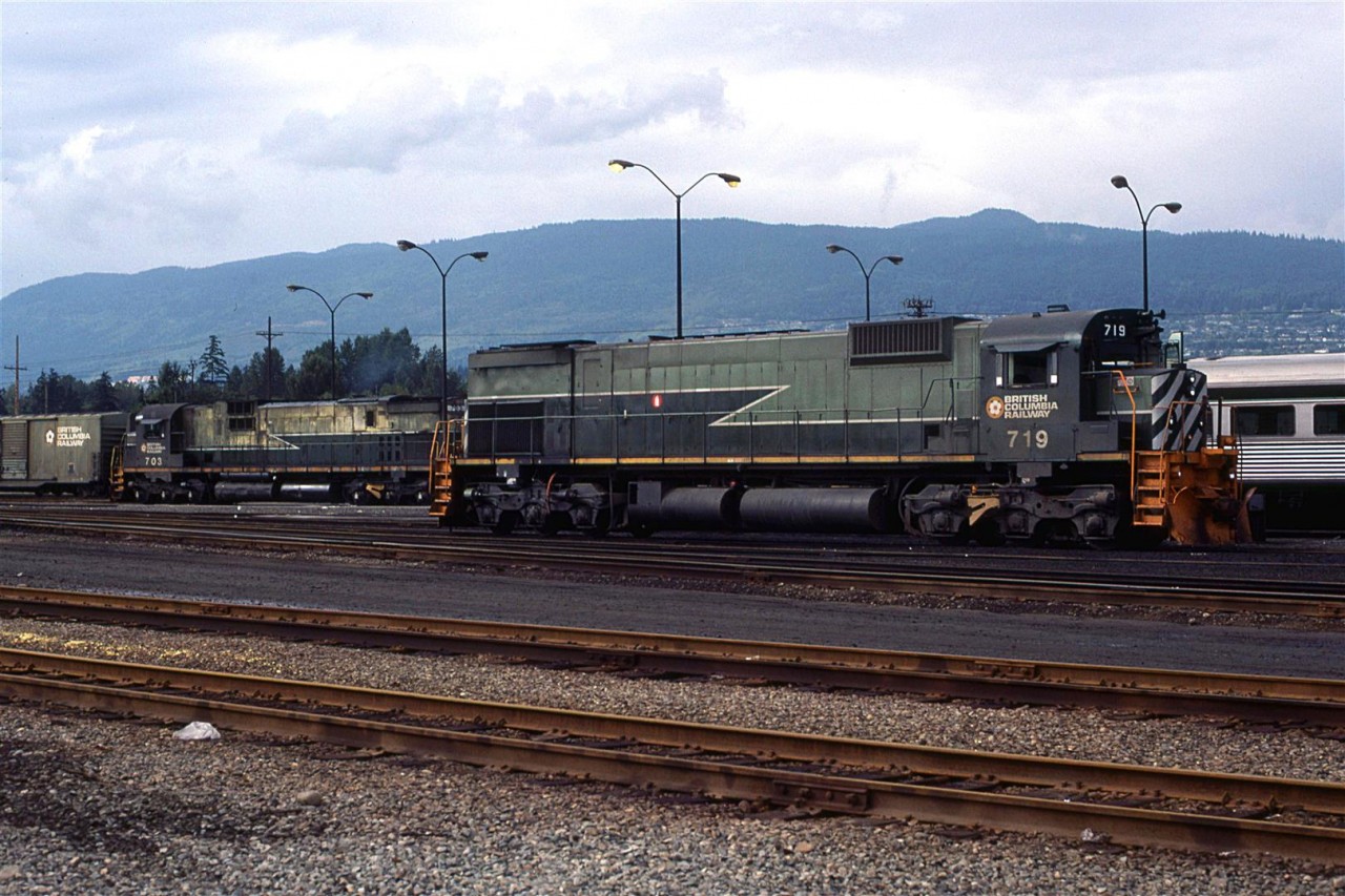 Now, this is a nice look for locomotives. M-630's sure look good in two tone green.