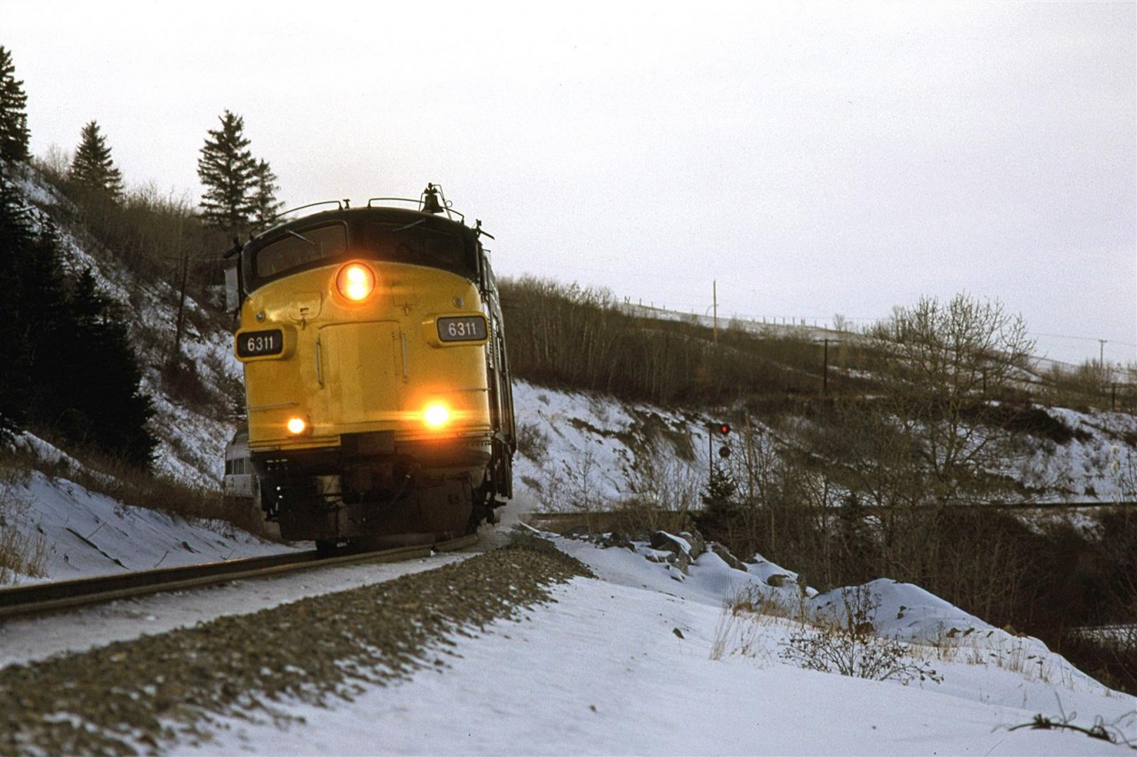 I guess I thought that the train would be longer and the tail would be visible to the right. Perhaps, early December is not the time to expect a long "Canadian". So, I ended up with a nose shot of a shiny, newly painted VIA locomotive.
The red signal is at the east switch of Brickburn Siding.