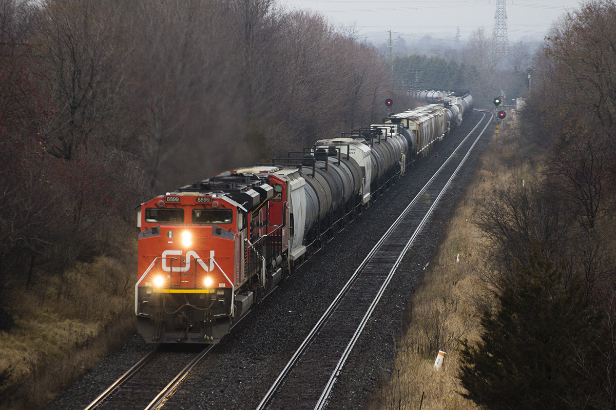 CN 376 with two SD70M-2s as lead locos struggling uphill at full throttle trying to haul a really long consist.