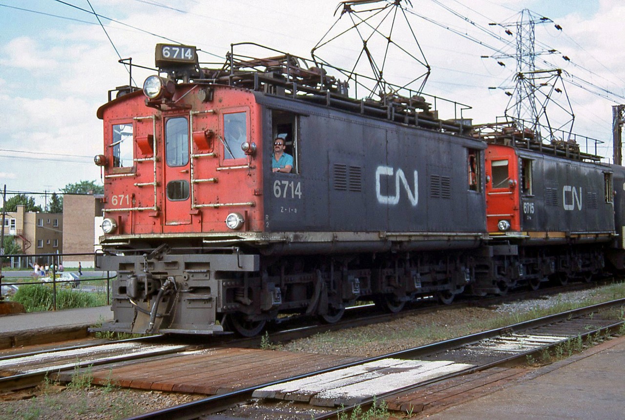 More Montreal electrics: 6714 and 6715 (built in 1913 for the Canadian Northern Railway by GE at their Canadian General Electric plant in Peterborough ON) handle a Deux-Montagnes line commuter train at Val Royal station. Teamed up with the Z4a "English Electrics", the Z5a "steeplecabs" and the electric MU cars, they handled much of CN's electric lines commuter work until retirement in 1995.

Both units have been preserved today in museums: CN 6714 currently resides at the Connecticut Trolley Museum, and 6715 currently resides at the National Museum of Science and Technology in Ottawa.