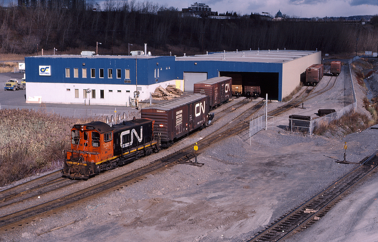 CN 1301 serves the Cottrell industry beside the Turcot Yard
