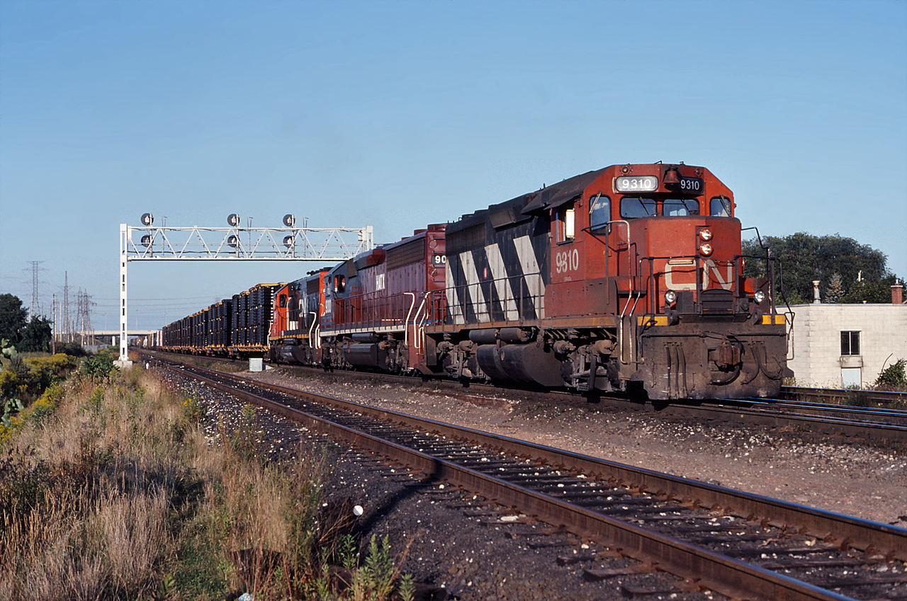 CN 333 rolls through Aldershot East with CN 9310, HLCX 900 and GTW 5932.