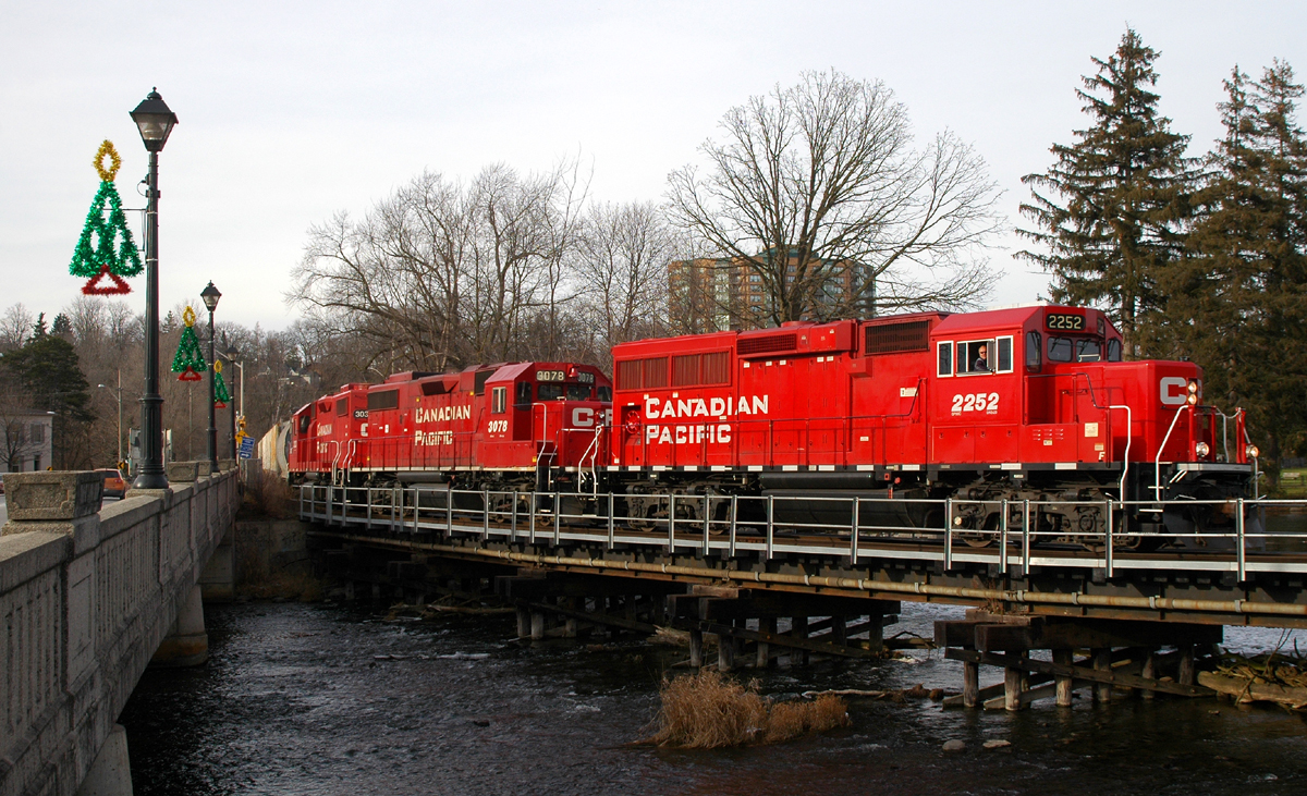 CP 2252, CP 3087 and CP 3033 pass through Preston with 28 cars (likely) from interchange with GEXR