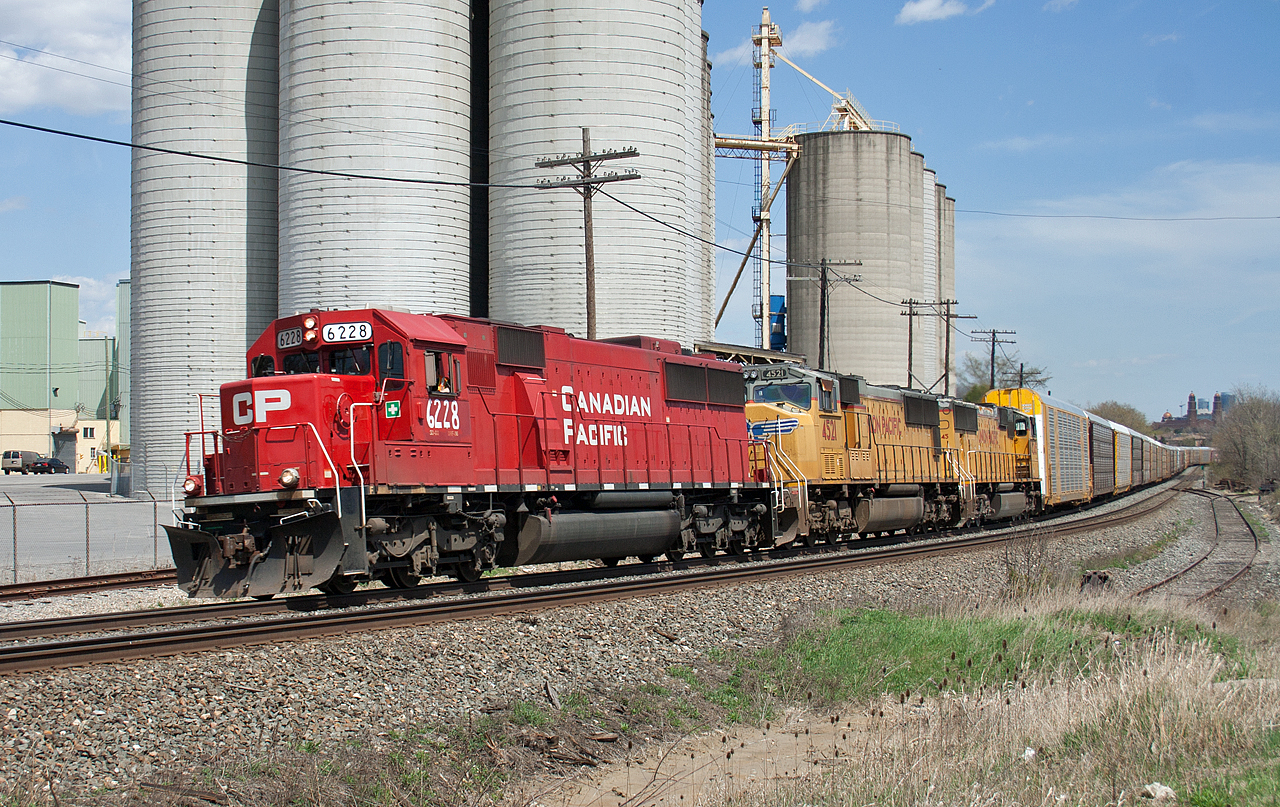 CP 147 snakes through Streetsville with CP 6228, UP 4521 and UP 4245.