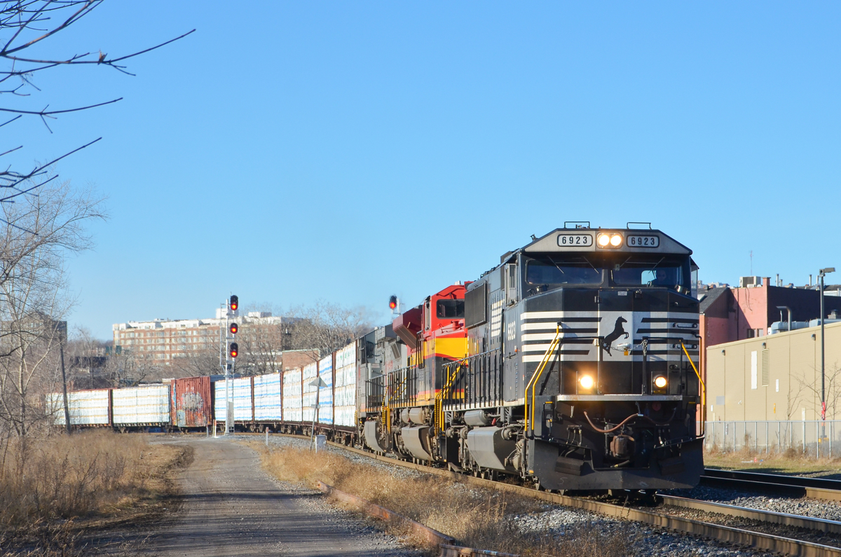 Heading back to the U.S. after the Christmas break. After laying over in Montreal since arriving on the afternoon of Christmas eve, the power for run-through train CN 528/29 is heading back to the U.S. on Boxing Day with CN 528, with SD60E NS 6923 leading two KCS units (KCS 4610 & KCS 4147).