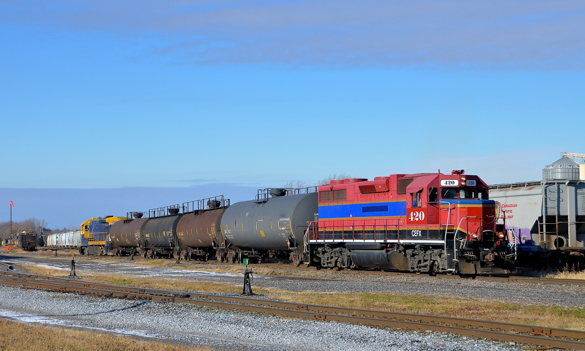 Pull-pull style. A yard job is about to leave the Farnham yard pull-pull style with CEFX 420 leading and CMQ 2002 at the rear end on its way to a propane facility in Brigham, Qc.