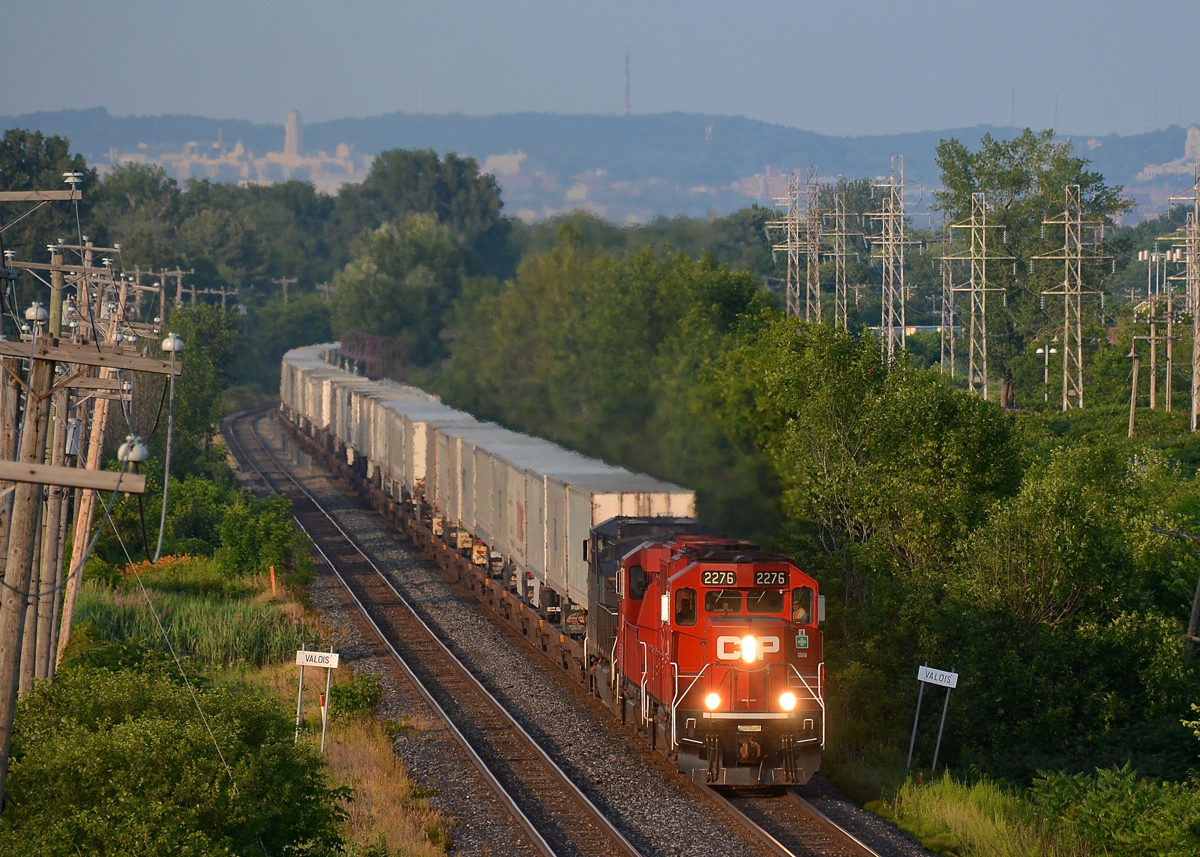 CP 133 around the curve. CP 133 (the westbound Expressway, a dedicated piggyback train) normally operates on the north track of the Vaudreuil and Winchester sub. This time he was on the south track, allowing for a better view of the engines than normally at this location. An interesting lashup of two GP20C-ECO's and a CEFX AC4400CW (CP 2276, CP 2250 & CEFX 1058) leads CP 133 through Pointe-Claire on a sunny summer evening.