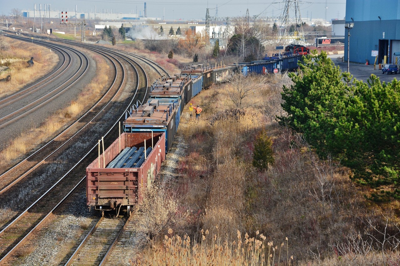 CN 7046 – CN 4116   pushing 11 loads from  Gerdau Ameristeel.


Mile 304 Kingston Subdivision, Hopkins Street overpass, Whitby, Ontario, December 9, 2015 image by S.Danko.


More Geep:
 

         at Leaside  
 

sdfourty