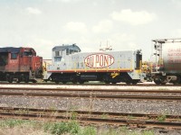 Just happened to be driving by my old neighbourhood and back in 95 you could drive almost to the track. Caught this fresh Du Pont SW900 engine being delivered.