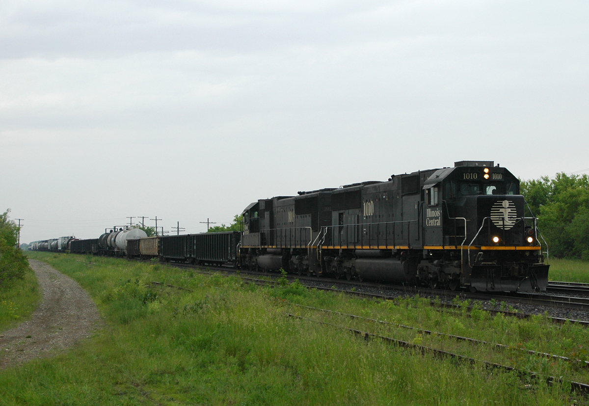 CN M33031 08 rolls through Paris Junction with IC 1010 - IC 1019 and 38 cars