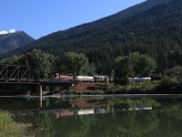 On the morning of June 16,2015 the weed train left Creston, BC for Nelson, BC and beyond. The evening before nobody would or could tell when the train was to leave the next morning. After leaving the motel (the Downtowner Inn, in itself a sight with quite a charming lobby in the style of the very early 1970ies) in the morning the crews were just preparing for the day's trip. It did not take too long for the train to pass through at Koontenay Landing. Luckily the grass on the river bank was quite tall. By rolling and back and forth until the train came the very hungry mosquitos could at least be kept away from the legs. 