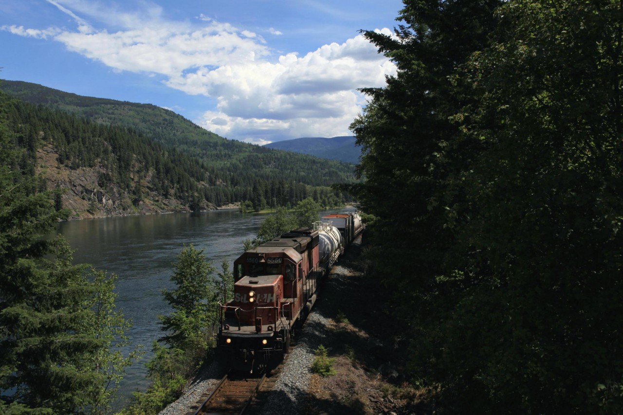 A shot I thought I never would take, a train with the Columbia River in the background. Well, I had seen this spot published... After a short stop in the Nelson Yard, or what remains thereof, 5560 passes by with its spray train to Trail just west of Nelson leaving behind a happy photographer. Actually, all persons I (tried) to talk to around this train were rather mum. An otherwise friendly roadmaster or so dropped something sounding like tree-huggers.