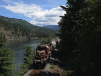 A shot I thought I never would take, a train with the Columbia River in the background. Well, I had seen this spot published... After a short stop in the Nelson Yard, or what remains thereof, 5560 passes by with its spray train to Trail just west of Nelson leaving behind a happy photographer. Actually, all persons I (tried) to talk to around this train were rather mum. An otherwise friendly roadmaster or so dropped something sounding like tree-huggers.