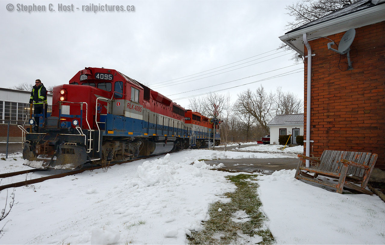 Have a seat in the chair, a train is about to pass. The years work completed, 580 is about to head back to Kitchener light power to let the crew enjoy new years eve festivities. Happy New Year from all of us (and myself) to all our regular viewers and contributors.
I still say this would have been a neat spot to watch trains 45 years ago.. unit oil trains one way per day (to Douglas Point via the Guelph, Fergus, Owen Sound, Kinkardine subs).. caboose hops from the station for locals, daily CN commuter trains (with heavyweights!) also wyed here until 1975, local wayfreights carrying livestock for the rural stations to the north, and plow extras all winter long. If only that house, or the residents of such, could tell us a few stories.