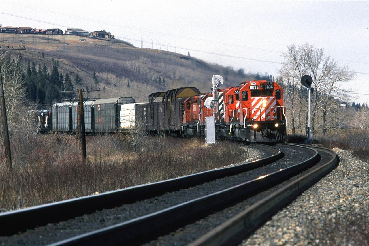 Except for a few houses in the background, you would never know that you were in the a city of a million people.
Eastbound CP train splits the signals between Sunalta and Brickburn.