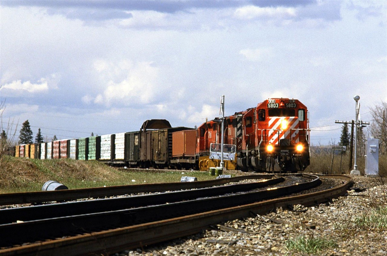 Yet another shot in Edworthy Park. This time an eastbound manifest. The heavy duty icicle breaker car suggests that there are TOFC and/or autoracks out of frame.