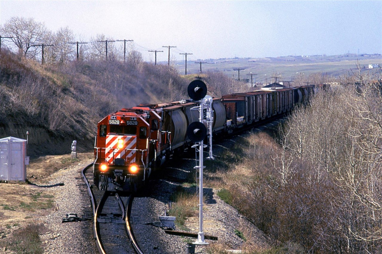An eastbound manifest at Brickburn. May 8 and still only minor leafing on the trees! Sorry, Alberta, but I luv ya, but I will never move back there.