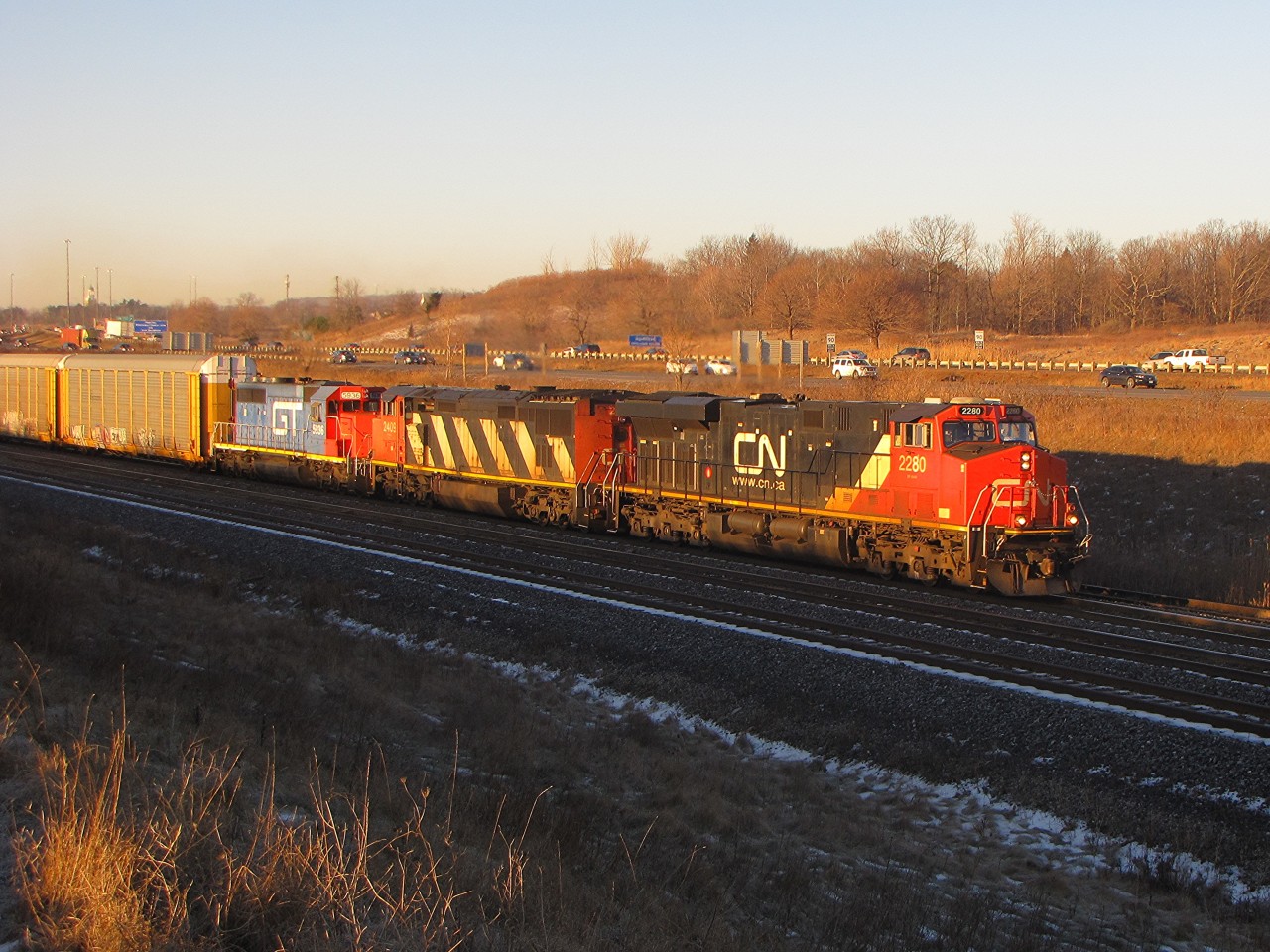 GTW 5936, the last GTW SD40-2 painted in classic GT blue can be seen trailing in the 3rd position of CN382.