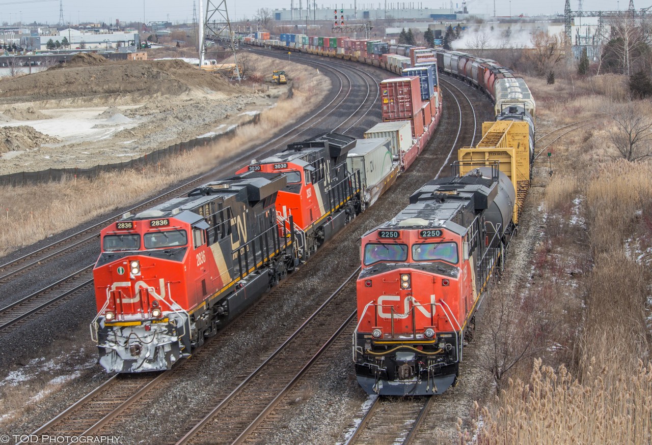 The Hopkins St overpass in Whitby rarely disappoints! 

CN M373 is seen working at the Oshawa yard on the South Service track, while a late running CN Q121 comes by on the North track. 


It's interesting to see the three generations of GEVOs CN has purchased over the years.

M373 - CN 2252 & DPU CN 8937

Q121 - CN 2836 & CN 3030