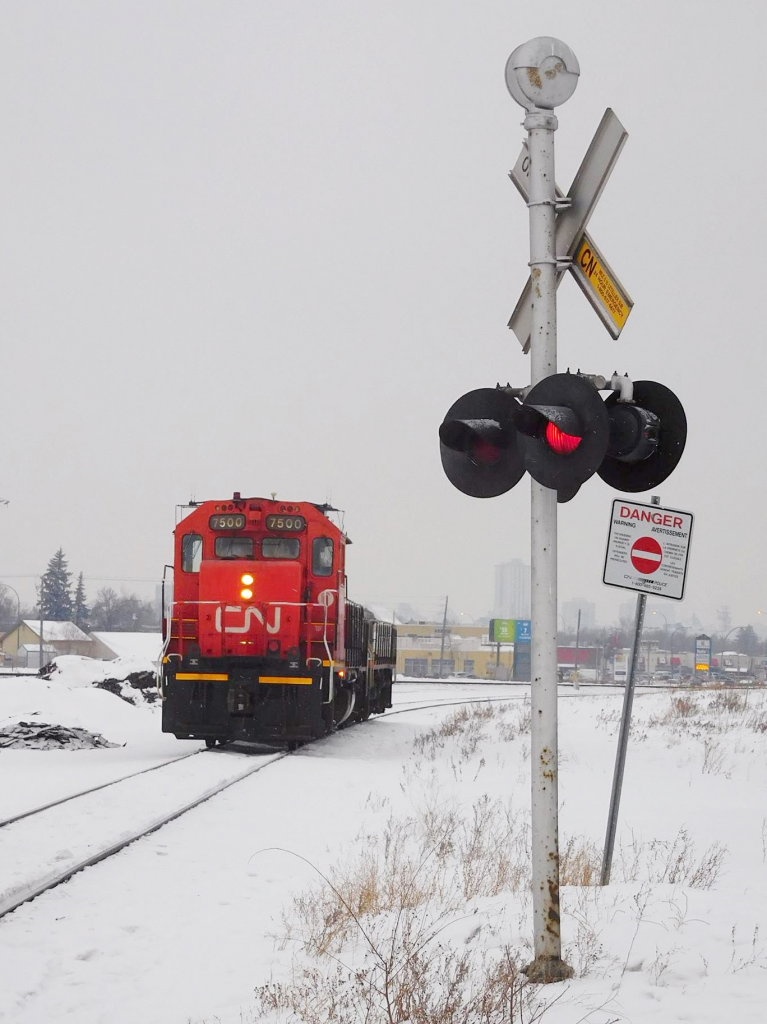 CN 7500 on Letellier Subdivision with crossing signal.