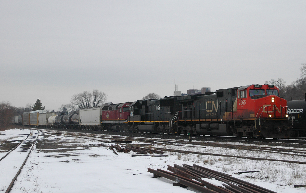 CN 2565, IC 1036 and CN 104 lead 115 cars on an X33231 15 from Sarnia, ON en route to Mac Yard