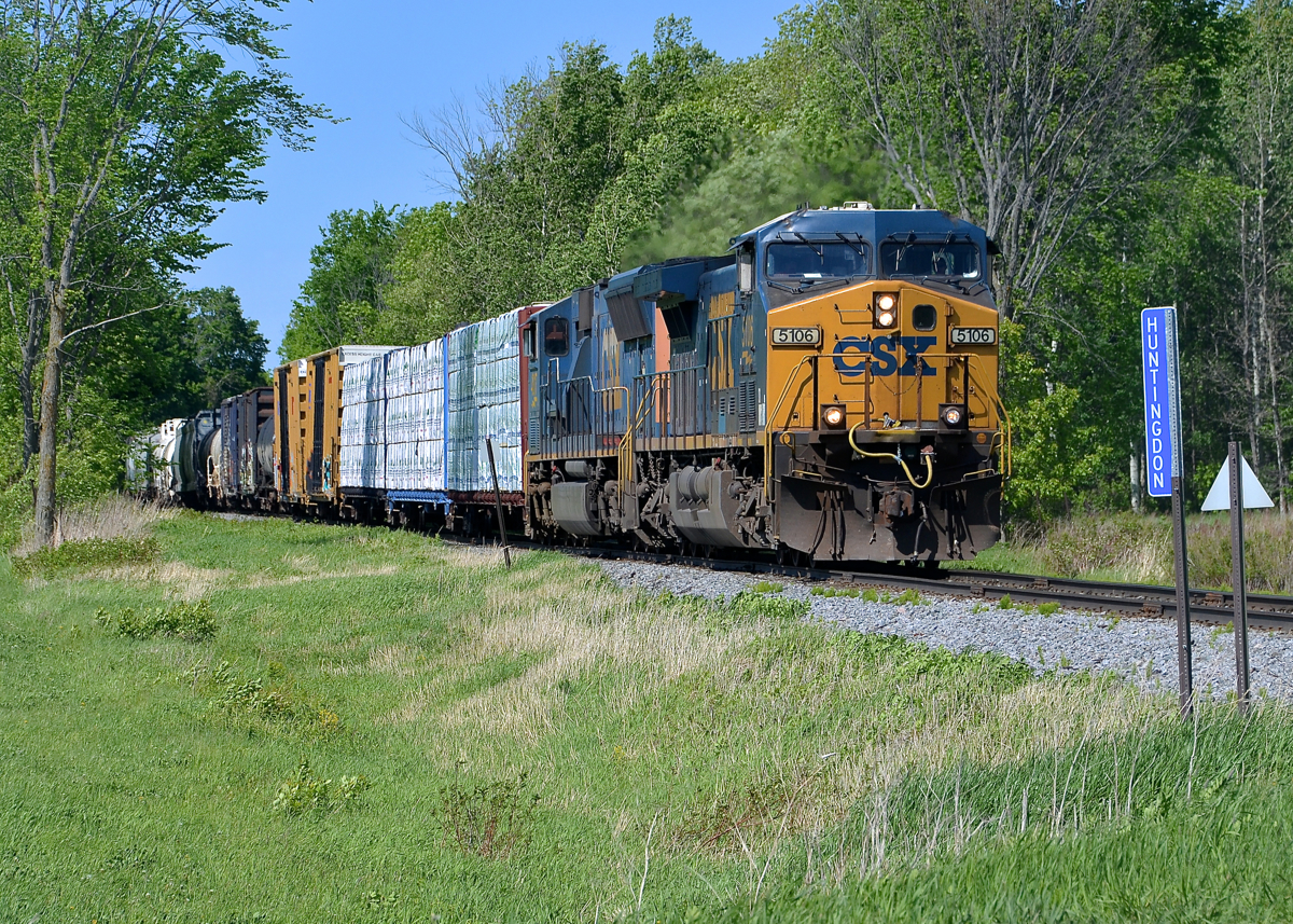 Approaching Huntingdon. CN 327 with a pair of CSXT AC units (AC4400CW CSXT 5106 and SD70MAC CSXT 4817) approaches Huntingdon.