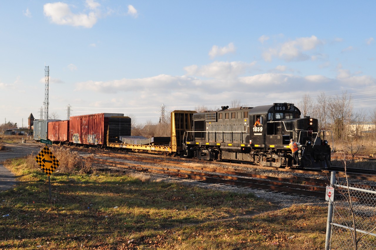 Trillium 1859 is about to switch onto the Thorold Spur after spending an afternoon servicing various places in St Catharines. It's going to head down the Thorold Spur, where it'll unload it's cars in Welland and call it a day.
