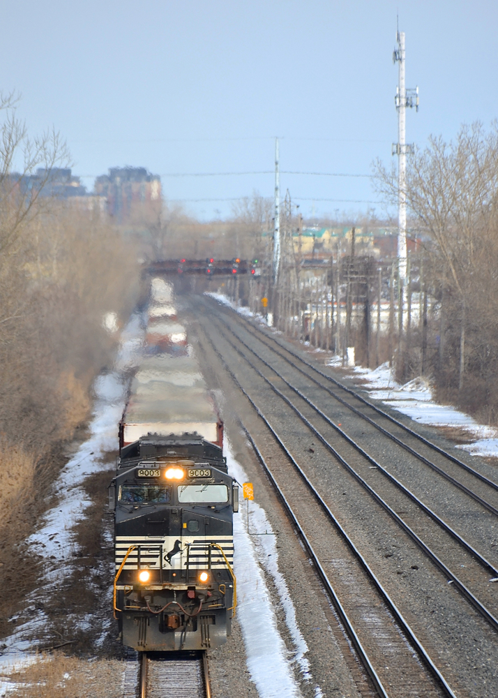 High headlight on the transfer track. CN 529 is almost done its run as it approaches Taschereau Yard with NS Dash9 and Dash8 widecabs (NS 9003 & NS 8420, the latter ex-Conrail).