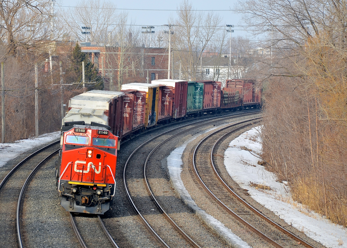 CN X400 around the bend. CN X400 with tonnage for Joffre Yard near Quebec City is powered by CN 2149, a Dash8-40CW built for ATSF as ATSF 828 in 1992.