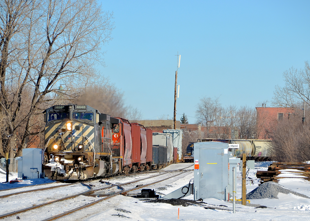 Those double ditchlights. One thing about BCOL locomotives that I've always loved is their double set of ditchlights, and both are turned on as BCOL 4648 leads CN 527 around a curve in the St-Henri neighbourhood of Montreal, with CN 4809 trailing.