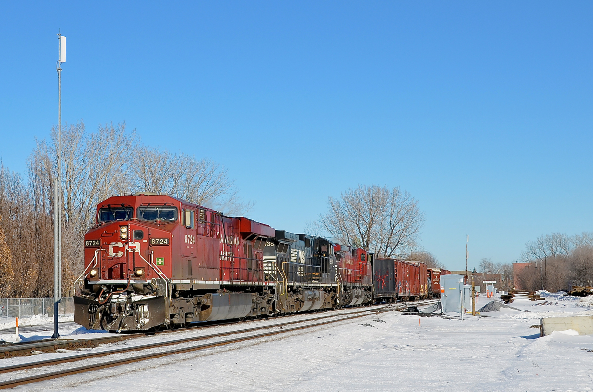CP and NS on CN. CN 529 (which is a run-through train from Pennsylvania that usually has 100% NS lashups) has a mixed CP/NS/CP lashup for the second time in three days (CP 8724, NS 9838 & CP 9662) as it heads west on CN's Montreal sub with a short train.